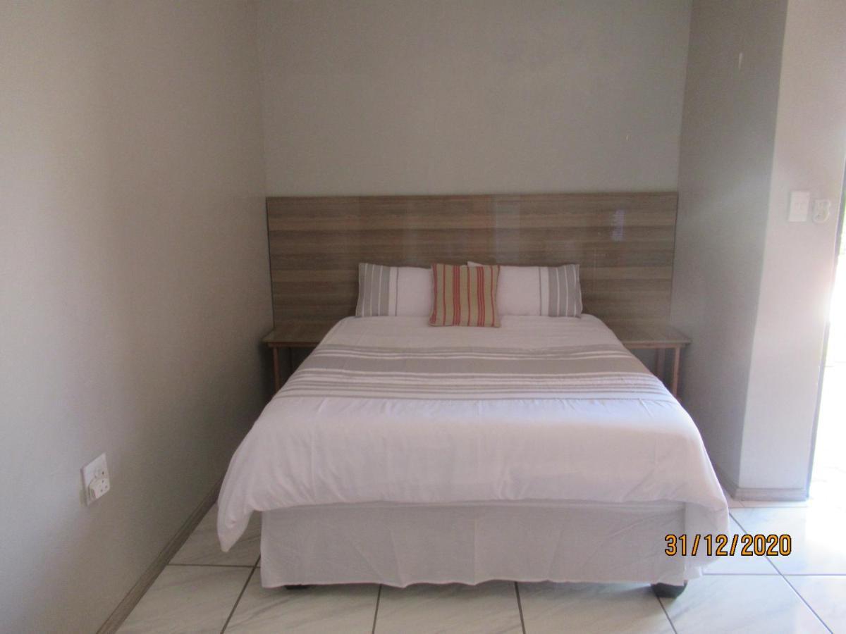 Pab-Love Guest House Kuruman Esterno foto