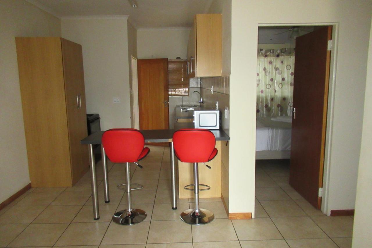 Pab-Love Guest House Kuruman Esterno foto