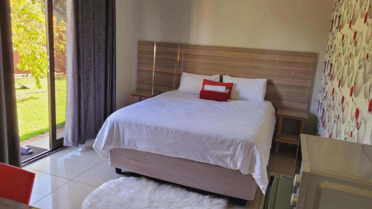 Pab-Love Guest House Kuruman Esterno foto